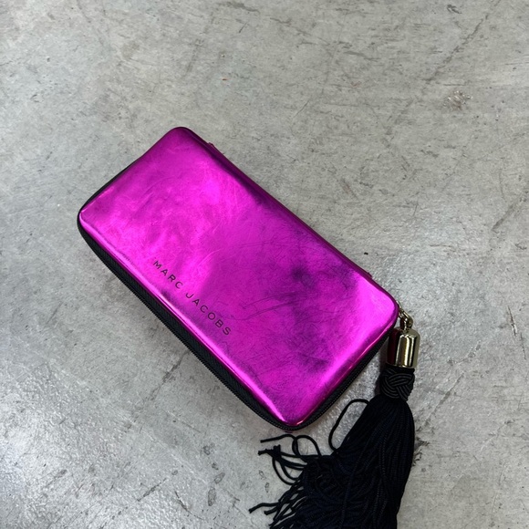 Marc Jacobs Pink Metallic Case - Picture 3 of 3